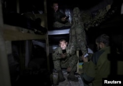 Українські військові відпочивають в укритті поблизу Покровська