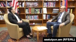 Главный советник Госдепартамента США по вопросам Ирана Лесли Цоу во время интервью с директором Армянской службы РСЕ/РС Грайром Тамразяном.