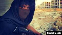 یک عضو تاتار گروه جبهه‌النصره در یک ویدئوی تبلیغاتی این گروه