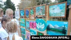 Много стендов на арт-фесте было отдано работам юных художников