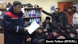 Серик Абденов, генеральный директор OCC, призывает находящихся на голодовке в офисе OCC прекратить протест. Актау. 19 января 2017 года.