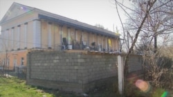 Облустук театрдын артындагы талашка түшкөн тосмо.