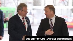 Dragomir Karić takođe je počasni konzul. Ali Belorusije u Srbiji. Na fotografiji je sa zvaničnicima Belorusije u Minsku, na otvaranju Dana mol centra, 27. januar 2017.