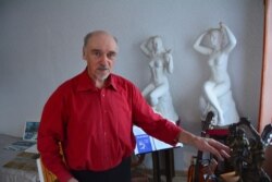 Уладзімер Церабун у смаргонскай хаце-майстэрні