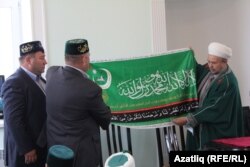 Оренбур мөфтие Габделбарый хәзрәт Яңа Солтангол авылы мөселманнарына әләм бүләк итә