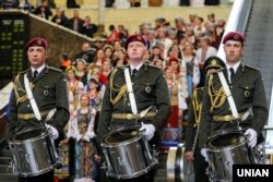 Учасники Української республіканської капели NOW Кредо під час церемонії проводів її у закордонне турне країнами Європи та Америки на Центральному залізничному вокзалі в Києві, 7 травня 2019 року