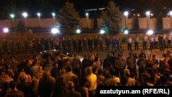 Հայաստան -- Ցուցարարները հավաքվում են Ռուբեն Հայրապետյանի տան մոտ, Երեւան, 8-ը հուլիսի, 2012թ․