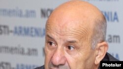 Глава Национальной службы сейсмической защиты Альваро Антонян 