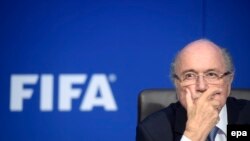 سپ بلا‌تر ۷۹ ساله و شهروند سوئیس از سال ۱۹۹۸ دبیرکل فیفا است.