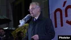 Լևոն Զուրաբյանը ելույթ է ունենում «Ոչ»-ի հանրահավաքին, 30-ը հոկտեմբերի, 2015թ. 