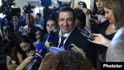 Գագիկ Ծառուկյանը Ազգային ժողովում զրուցում է լրագրողների հետ, արխիվ