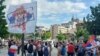 Протестиращи в Белград със знаме, на което е изобразена територията на Косово, оцветена с цветовете на сръбското знаме и надпис "Няма да се предадем". 