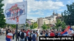 Протестиращи в Белград със знаме, на което е изобразена територията на Косово, оцветена с цветовете на сръбското знаме и надпис "Няма да се предадем". 