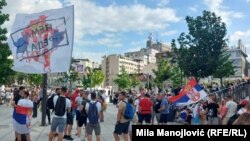 Gjatë protestës në Beograd më 28 qershor u pa një flamur me hartën e Kosovës në ngjyrat e flamurit të Serbisë me mbishkrimin “Nuk ka dorëzim”.