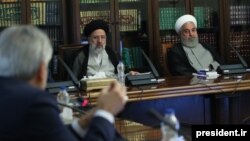 حسن روحانی (راست) و ابراهیم رئیسی در جلسه «شورای عالی هماهنگی اقتصادی» در ۵ مرداد ۹۸