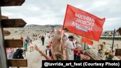 На фэсьце «Таўрыда.Арт» у Судаку 1-3 жніўня 2025 году можна было заўважыць і дзяржаўны сьцяг Беларусі