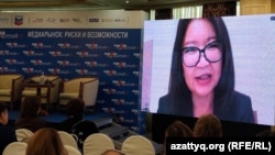 Журналистка Азаттыка Сания Тойкен подключается онлайн на «Медиакурылтае» в Алматы. 