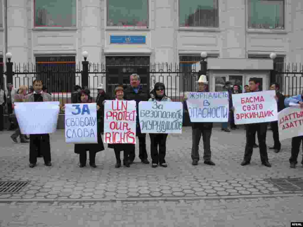 Саясий партиялардын лидерлери жана укук коргоочулар өлкөдөгү адам укуктары жана эркиндиктерин басмырлоо көрүнүштөрүн белгилеп, бийликти сындап сүйлөштү. 