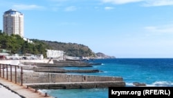 Багатоповерховий будинок на узбережжі в селищі Паркове, Крим, архівне фото