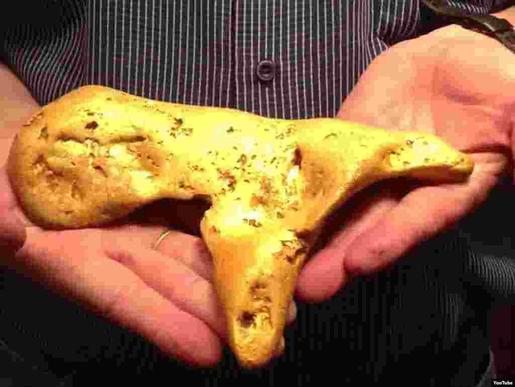 Австралія &ndash; Недалеко від міста Балларат аматор-шукач за допомогою простого металодетектора знайшов золотий самородок вагою 5,5 кілограмів, приблизна вартість якого складає понад 300 тисяч доларів