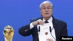 Ёзаф Блатэр абавяшчае, што Чэмпіянат сьвету па футболе ў 2018 годзе пройдзе ў Расеі, архіўнае фота