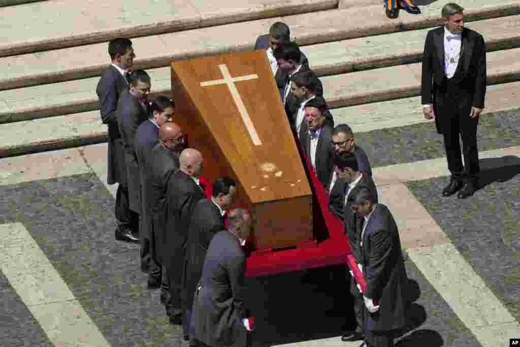 Kovčeg s tijelom pape Franje prilikom unošenja u baziliku u kojoj je pokopan.