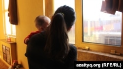 Девушка со своим ребенком. Иллюстративное фото.