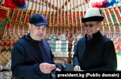 Садыр Жапаров менен Чанпэн Чжао Бактуу-Долоноту айылында. 4-май, 2025-жыл.