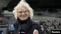 «Нам потрібно вирішити нинішню напруженість на дипломатичному рівні, але так само і за допомогою надійного стримування», каже Крістіне Ламбрехт