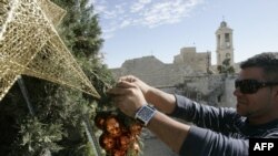 تزیین درخت کریسمس در میدانی در شهر بیت‌اللحم