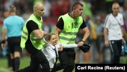 Pussy Riot провели акцію протесту на підтримку політв'язнів під час фінального матчу чемпіонату світу з футболу