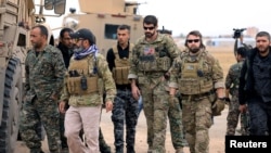 در این تصویر از نوامبر ۲۰۱۸ شماری از نیروهای آمریکایی و شبه‌نظامیان «نیروهای دمکراتیک» در حال گشت‌زنی در نزدیکی مرز ترکیه دیده می‌شوند