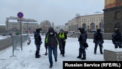RFE/RL Russian Service live broadcasting crew cameramen Aleksei Zykov and journalist Yury Lebedev cover a rally in support of Aleksei Navalny in Moscow in 2021.