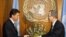 Посол Юрій Сергеєв (зліва) і Генсек ООН Пан Ґі Мун.