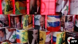 Кружки с портретами Владимира Путина и Башара Асада продаются в Дамаске.  