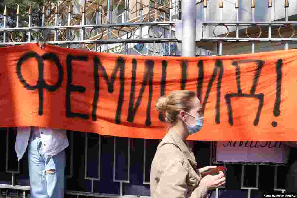 На акции бок о бок стояли молодые девушки и взрослые женщины.