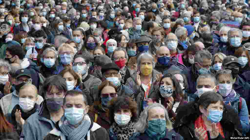 В Париже тысячи людей собрались на митинг памяти убитого учителя