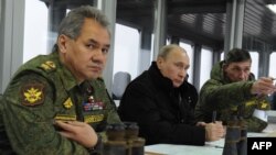 Русия саклану министры Сергей Шойгу, Русия президенты Владимир Путин һәм Русия кораллы көчләренең хәрби әзерлек идарәсе башлыгы Иван Бувальцев 3 марттагы хәрби күнегүләрдә.