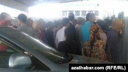 Maryda bankomatlaryň öňünde nobatlar saklanýar, oktýabr, 2019 