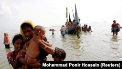 آوارگان روهینگیایی میانمار در حال وارد شدن به بنگلادش.