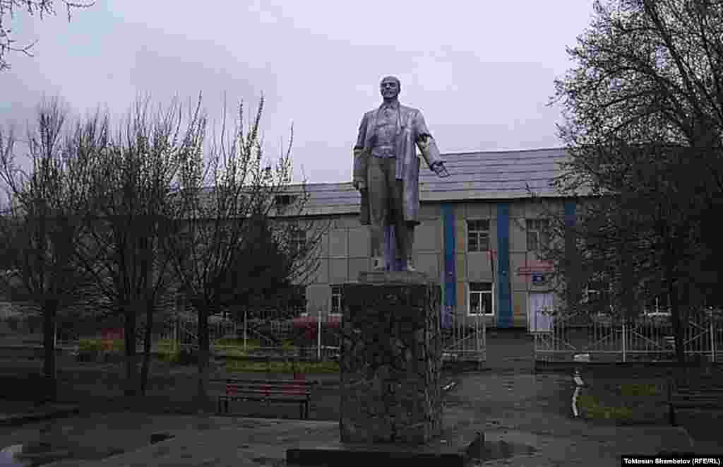 Нарын. Памятник Ленину был установлен в 1972 году перед зданием местной областной администрации 