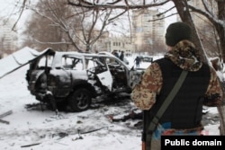 На місці підриву машини замкомандира так званої «Народної міліції» угруповання «ЛНР», в якому звинувачують військовополонених. Фото «ЛуганськІнформЦентр»