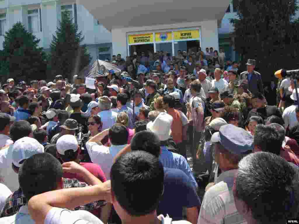 Алар барымтада жаткан адамдарды бошотуп алуу, өзбек маалелериндеги тосмолорду алуу, өзбектердин колундагы куралдарды жыйнап алуу, гумжардамды туура бөлүштүрүүнү колго алуу жөнүндө талаптарды коюшту.  