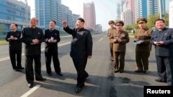 کیم جونگ‌اون، رهبر کره شمالی (وسط تصویر) در خیابانی در پیونگ‌یانگ