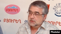 Журналист Армен Дулян