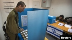 سربازان اسرائیلی از روز یکشنبه رای خود را به صندوق ریختند.