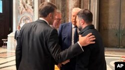 Президент України Володимир Зеленський, президент США Дональд Трамп, президент Франції Емманюель Макрон і прем'єр-міністр Великої Британії Кір Стармер розмовляють під час похорону папи Франциска у Ватикані, 26 квітня 2025 року