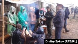 Гражданские активисты в подмосковном Жуковском общаются с полицейскими. 18 апреля 2012 г