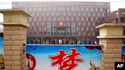 У звіті йдеться про те, що в Уханьському інституті проводилися досліди з схрещування коронавірусів, але можливостей встановити природу коронавірусу, що викликав COVID-19, немає