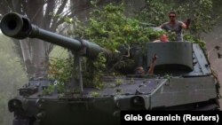 Українські військовослужбовці їдуть на американській 155-мм самохідній баштовій гаубиці М109. Донеччина, 13 червня 2022